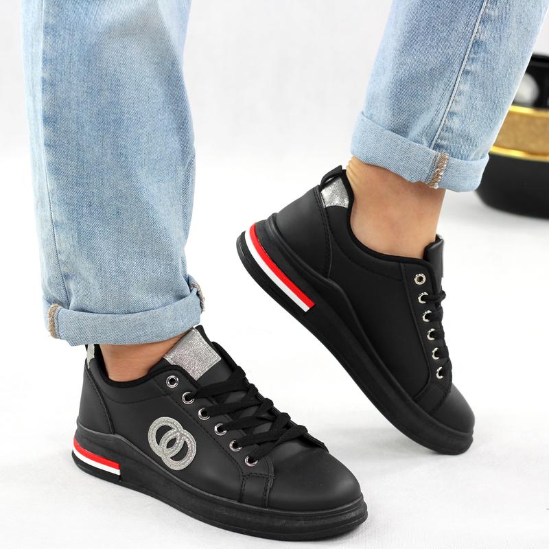 Jak bezpiecznie prać skórzane adidasy i inne obuwie w pralce? Sprawdź teraz!