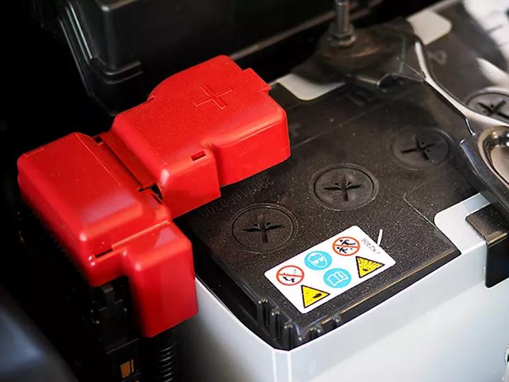 Bezpieczne i skuteczne odłączenie akumulatora od prostownika – sprawdź, jak to zrobić!