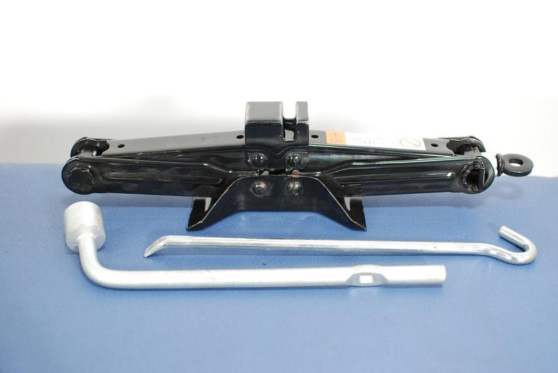 Bezpieczne podnoszenie Mazdy 6: Gdzie podłożyć lewarek, aby ochronić podwozie?