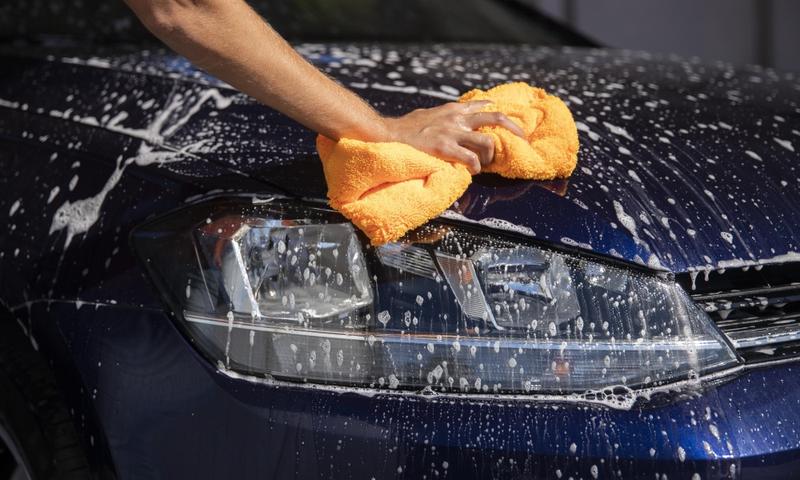 Czy mycie samochodu na podwórku jest dozwolone? Oto przepisy i potencjalne kary