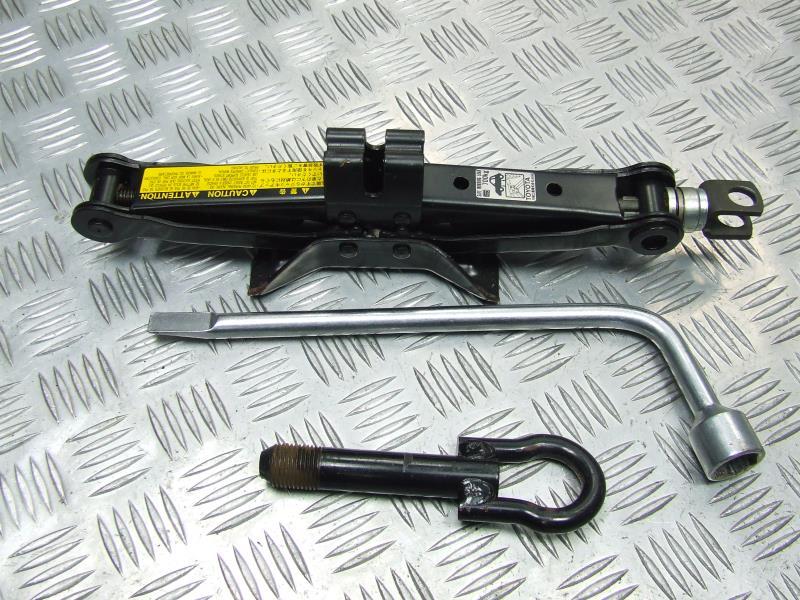 Gdzie znaleźć lewarek w Toyocie Yaris 2? Przewodnik po najważniejszych informacjach