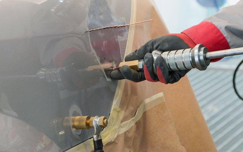 Skuteczne metody na załatanie dziury w karoserii – oszczędź na naprawach samochodu