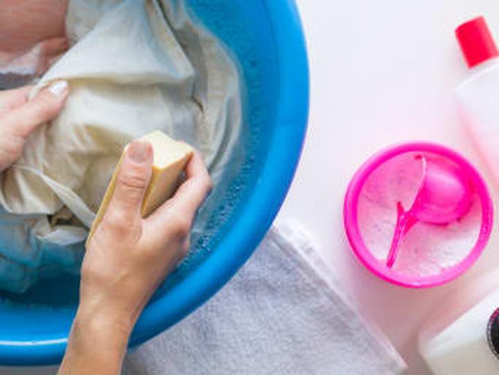 Usuwanie tłustych plam ze ścian