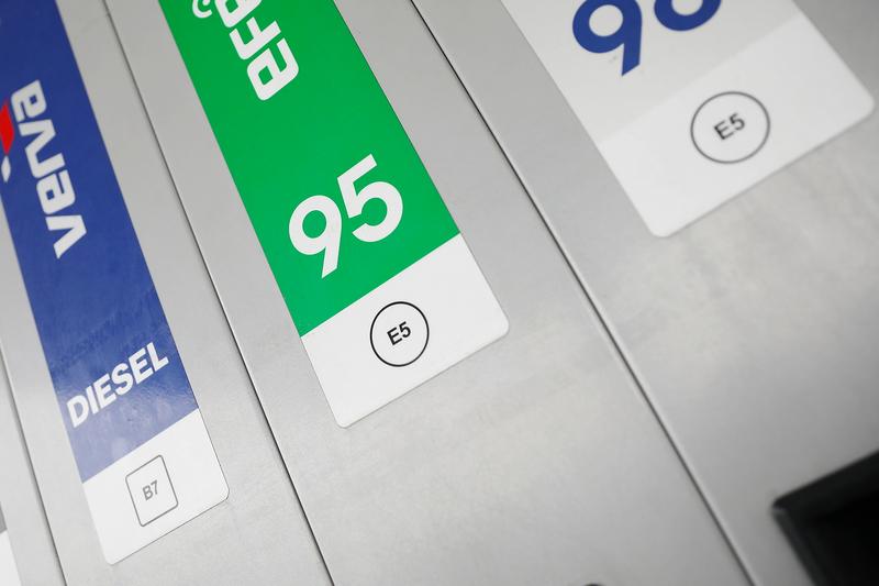 Czy benzyna E10 jest odpowiednia dla twojego auta? Dowiedz się, zanim zatankujesz!