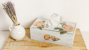 Decoupage krok po kroku: Odkryj metodę ozdabiania drewna i jej tajniki