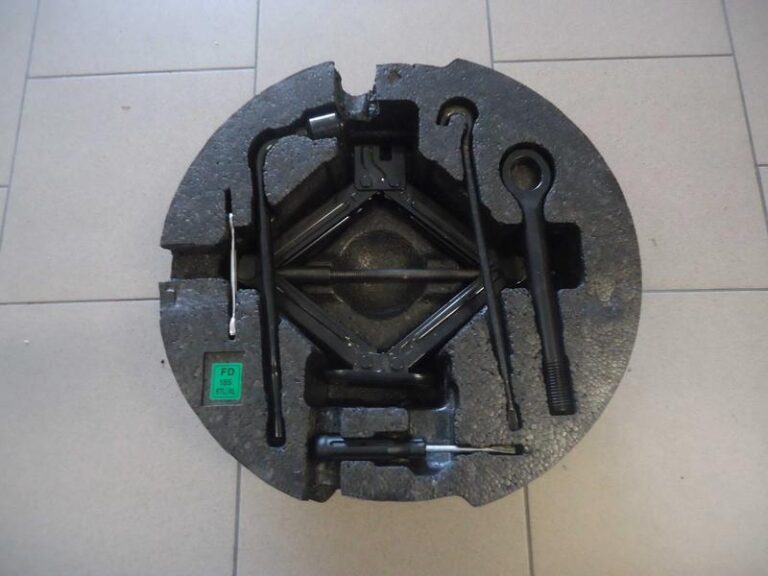 Gdzie prawidłowo podłożyć lewarek w Hyundai Tucson, by zapobiec uszkodzeniom?